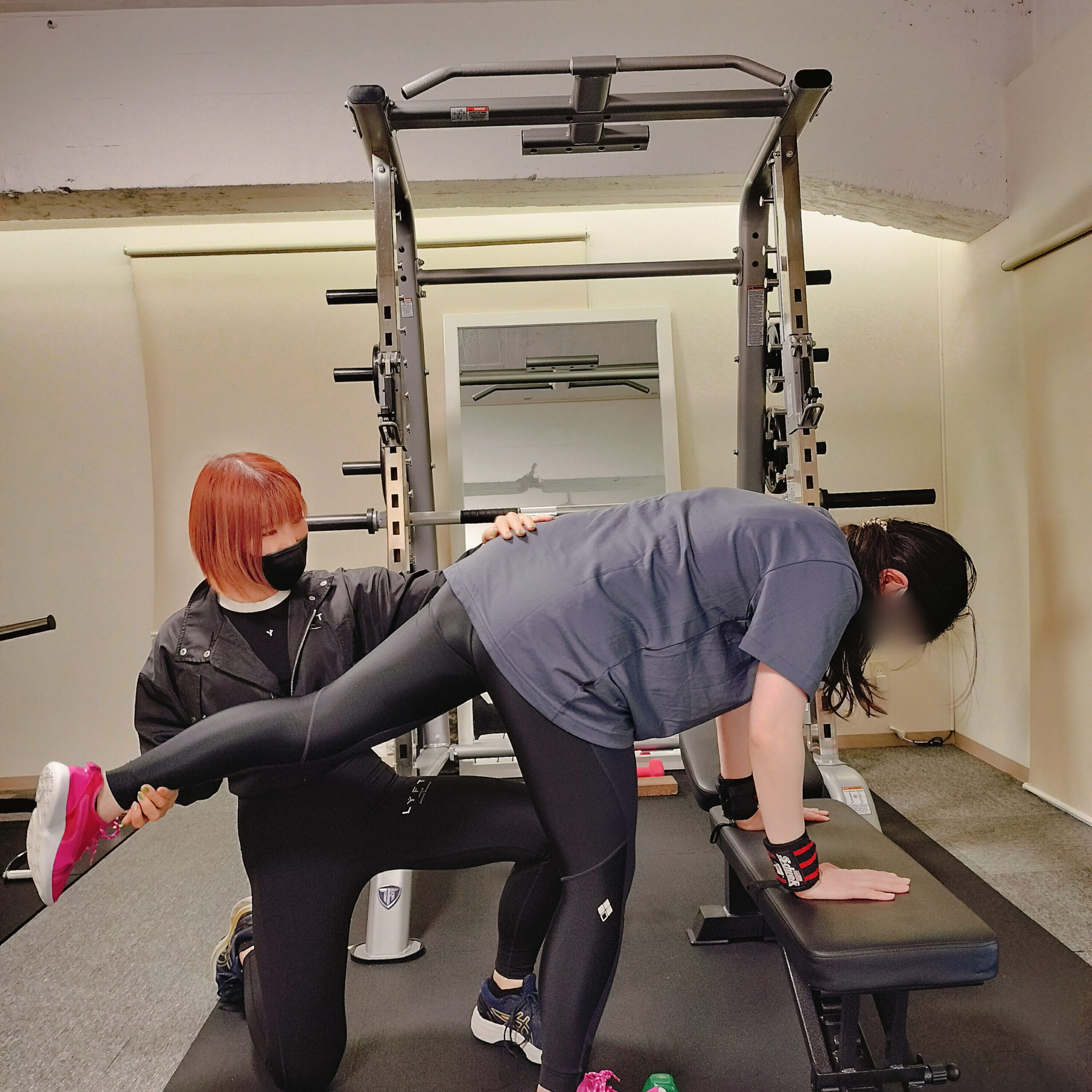 初心者の女性が筋トレをする様子