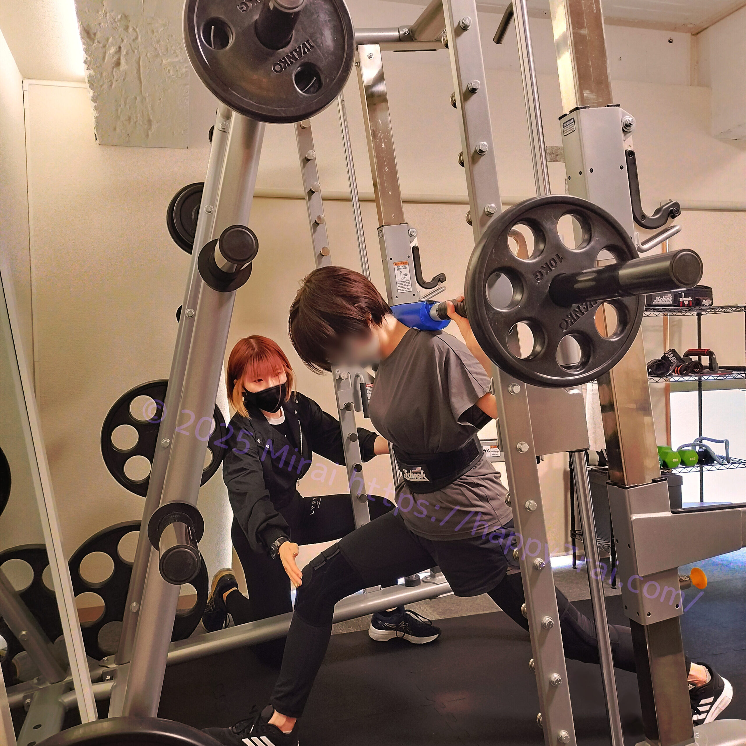 細身の女性が筋トレをしている様子