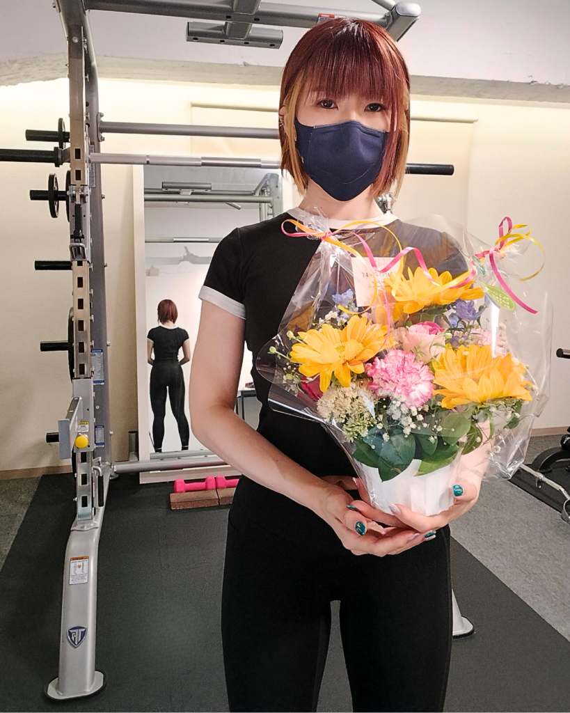 名古屋の女性専門パーソナルジム 未来FUL トレーナー石原と2周年のお花