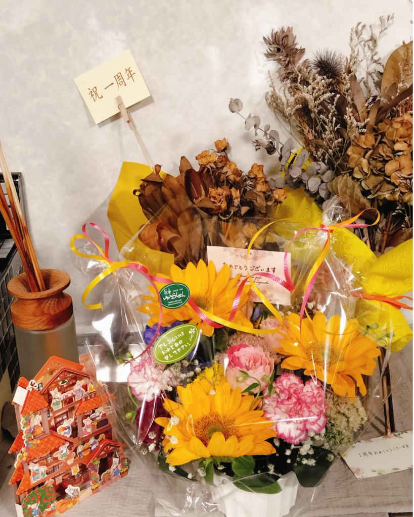 名古屋の女性専門パーソナルジム 未来FUL 店内のドライフラワーと1周年記念のカード