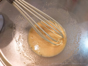 卵とラカント溶かしバターを混ぜる様子