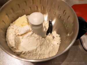 バター50%OFF低カロリーパイ生地をフープロで作る様子