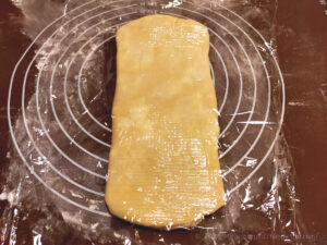 バター50%OFF低カロリーパイ生地作りバターを折り込む様子10