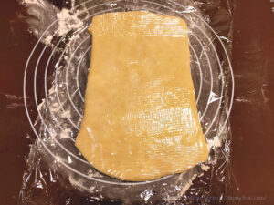 バター50%OFF低カロリーパイ生地作りバターを折り込む様子7