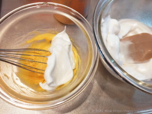 ノンオイルおからパウダーシフォンケーキ卵黄生地と卵白を混ぜる様子1