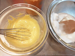 ノンオイルおからパウダーシフォンケーキ卵黄生地と卵白を混ぜる様子2