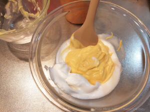 ノンオイルおからパウダーシフォンケーキ卵黄生地と卵白を混ぜる様子3