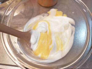 ノンオイルおからパウダーシフォンケーキ卵黄生地と卵白を混ぜる様子4