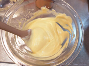 ノンオイルおからパウダーシフォンケーキ卵黄生地と卵白を混ぜる様子5