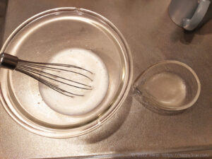 スキムミルクとラカントを溶かして粉ゼラチンは水でふやかす