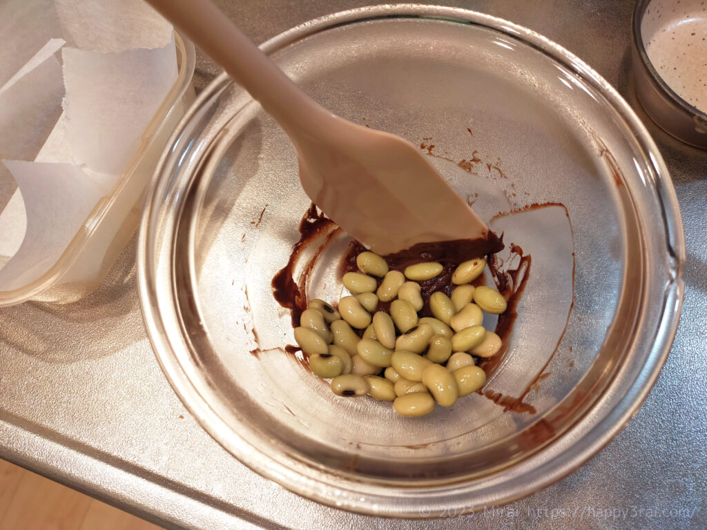 大豆の生チョコトリュフ混ぜる様子